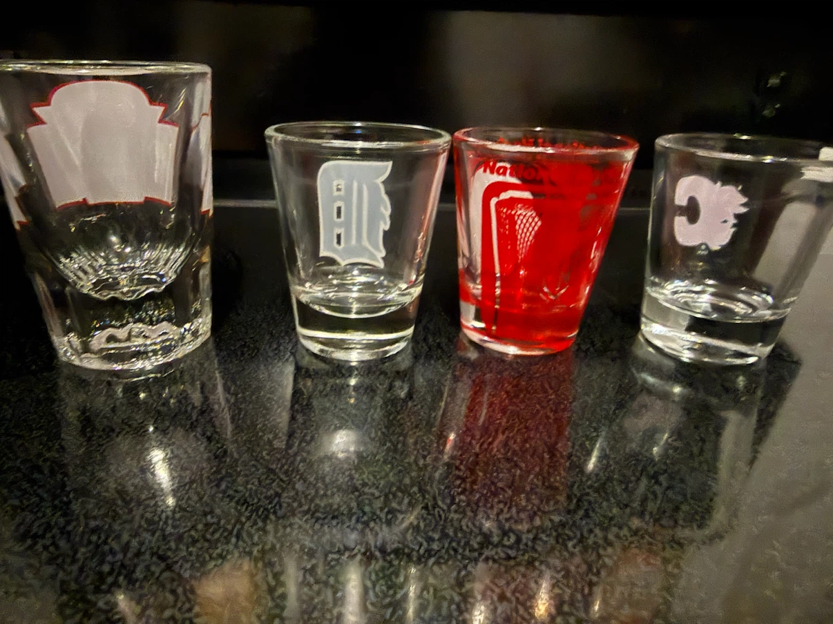 4 NHL/MLB Team Shot Glasses - photo 2
