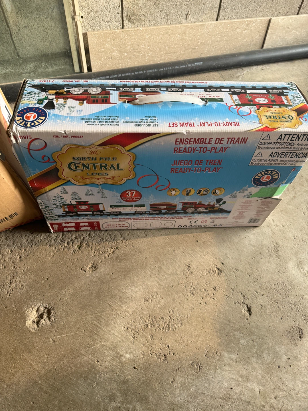 Lionel Ready-to-Play North Pole Central Train Set