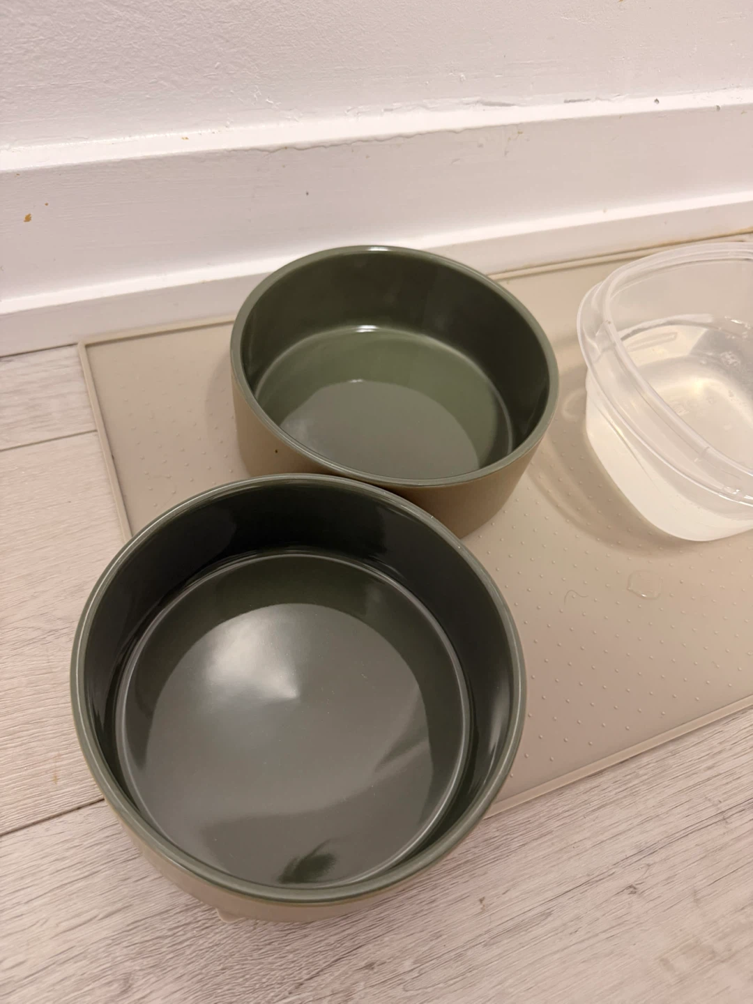 Reddy Pet Bowls (Set of 2) + plastic mat - photo 2