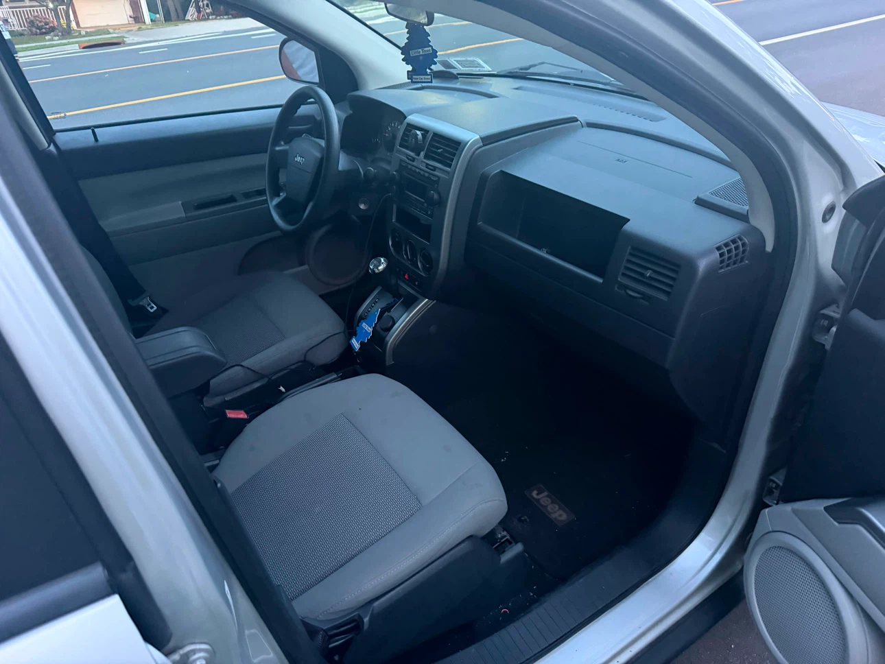 Silver Jeep Compass - photo 2