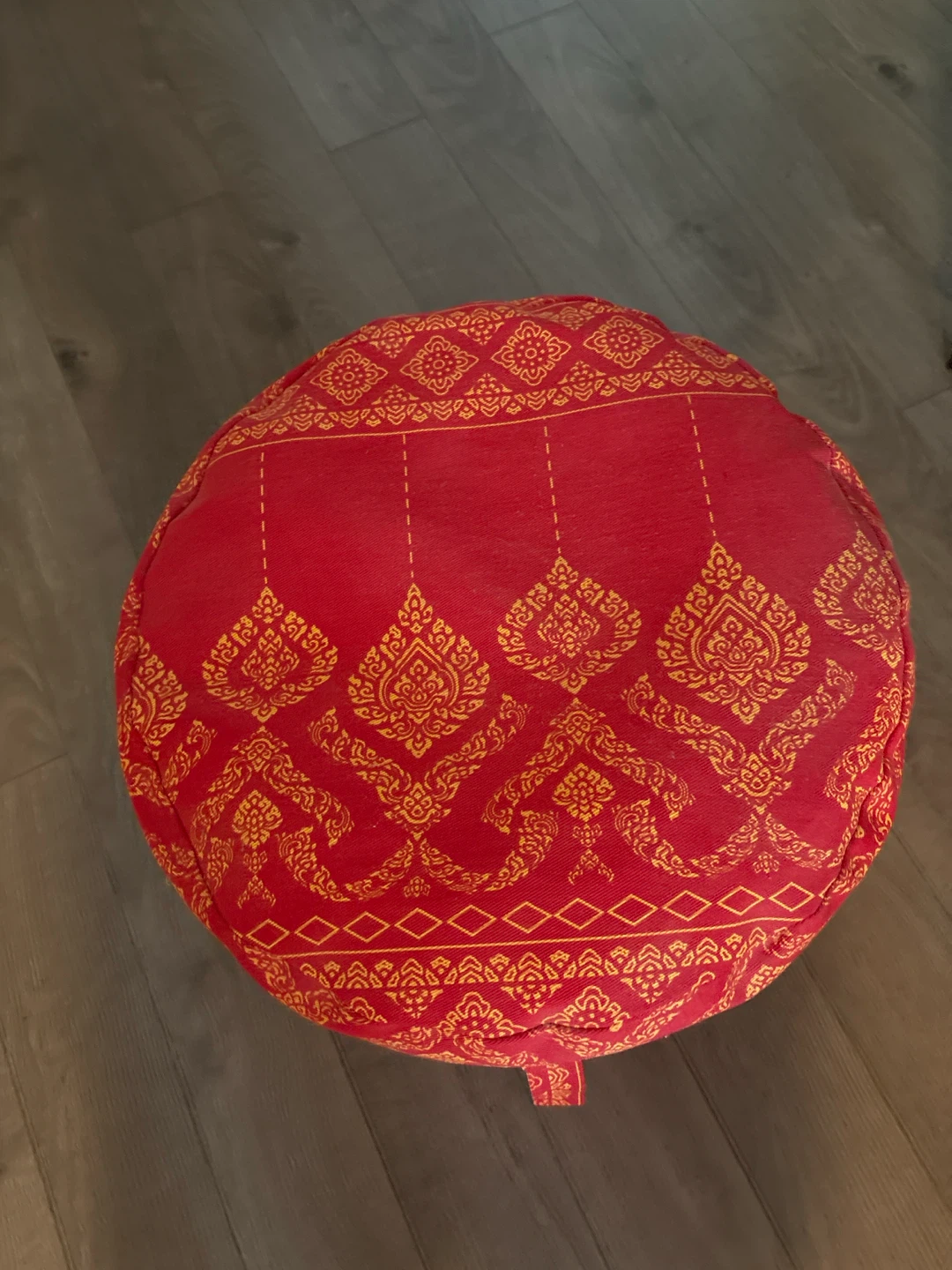Red pouf with gold pattern - photo 2