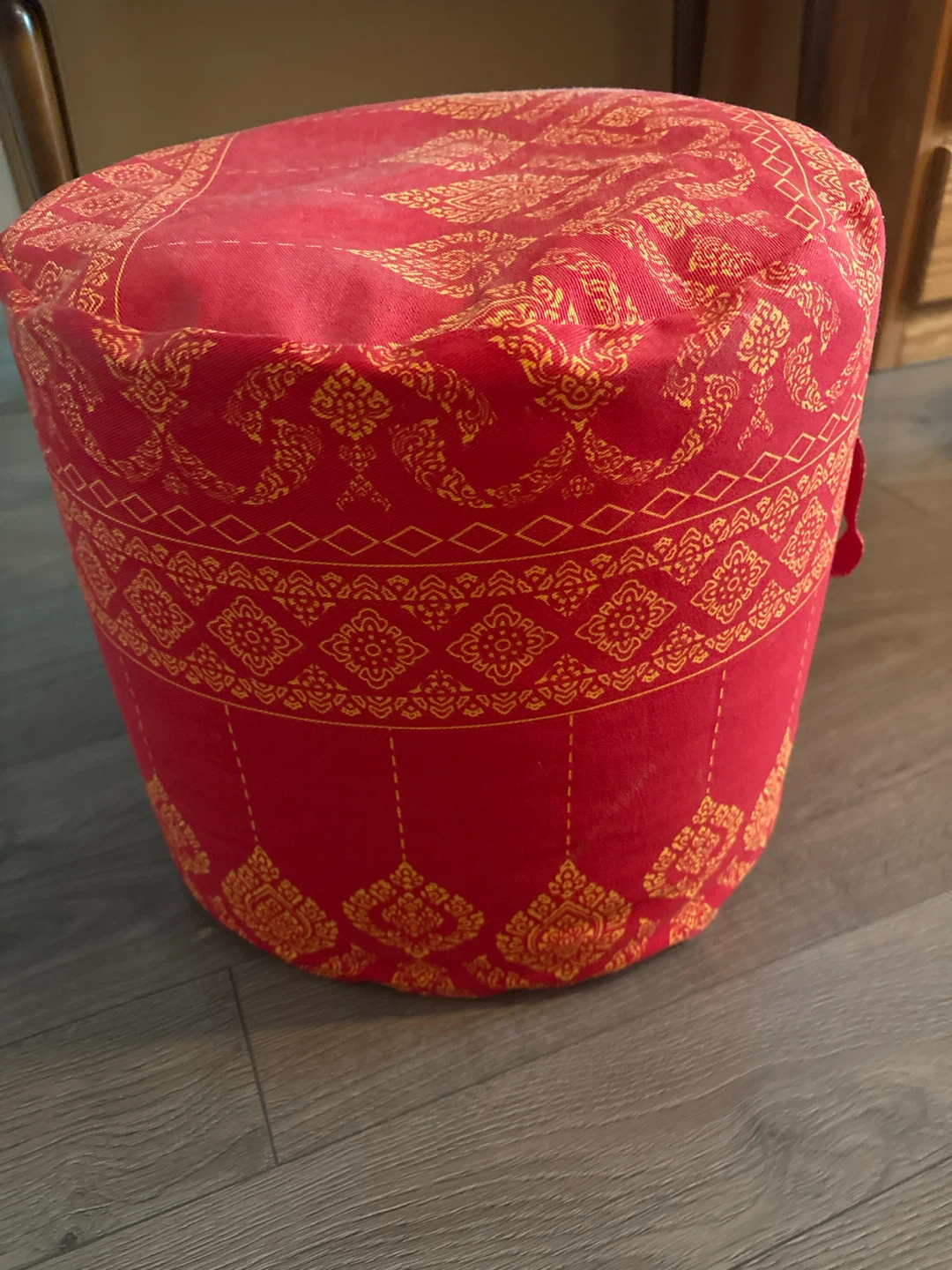 Red pouf with gold pattern - photo 3