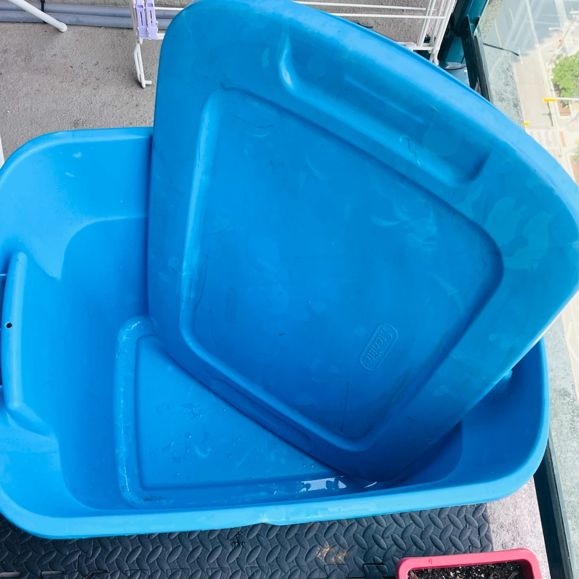 Big sterilite box and kitchen items(together 3 cad)