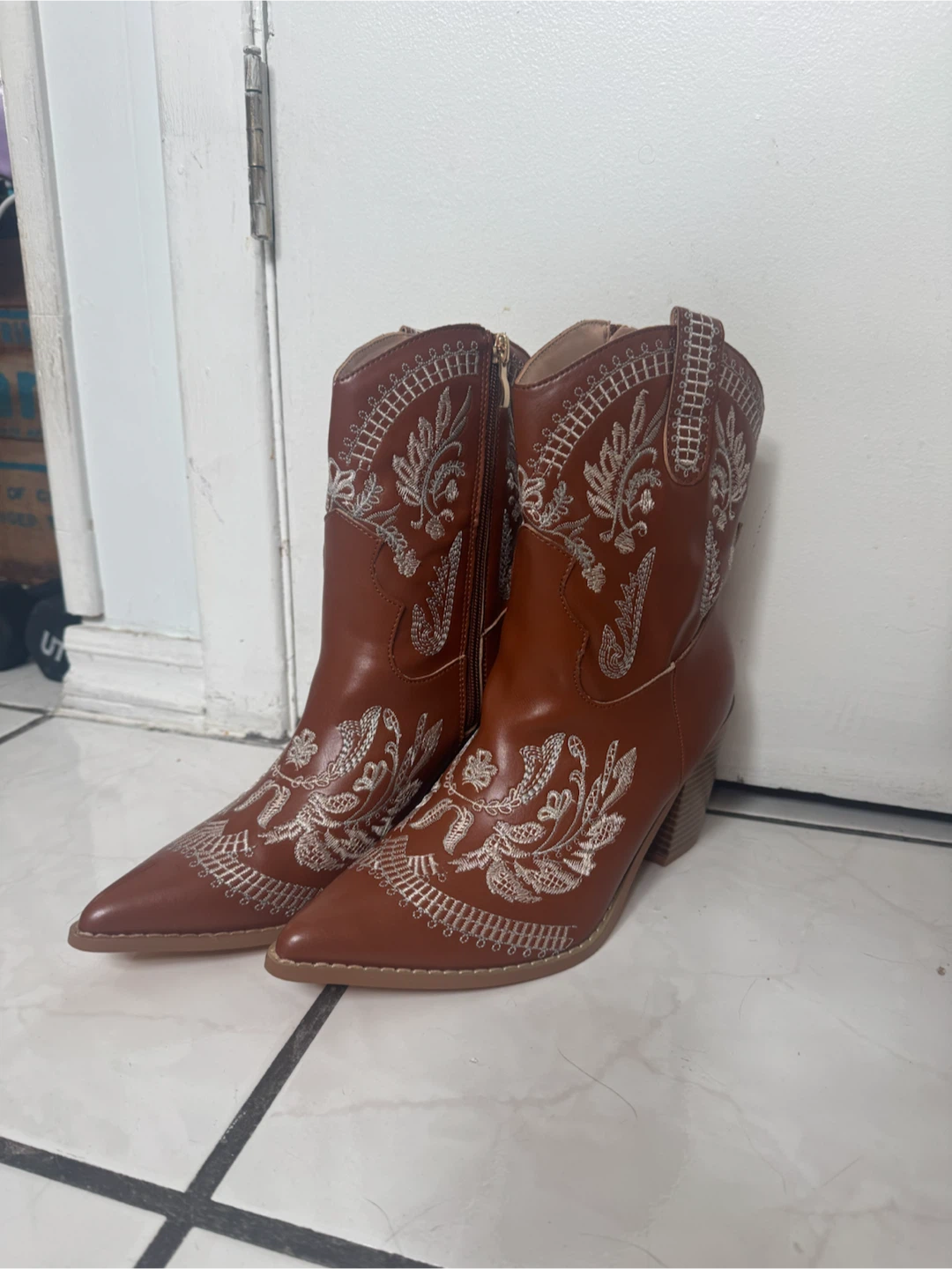 Embroidered Cowboy Boots (W 7.5)