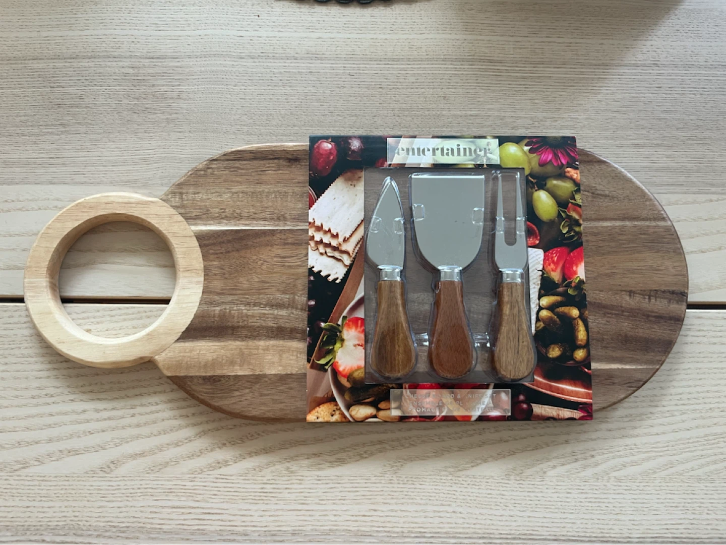 NEW Giftable, Entertainer Cheese Board & Knife Set