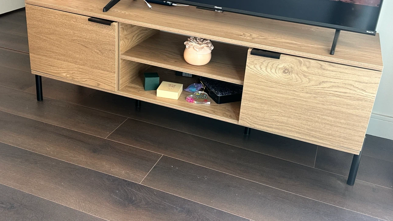 🔥 Modern TV Stand with Built-In Power Outlet – Like New! 🔥