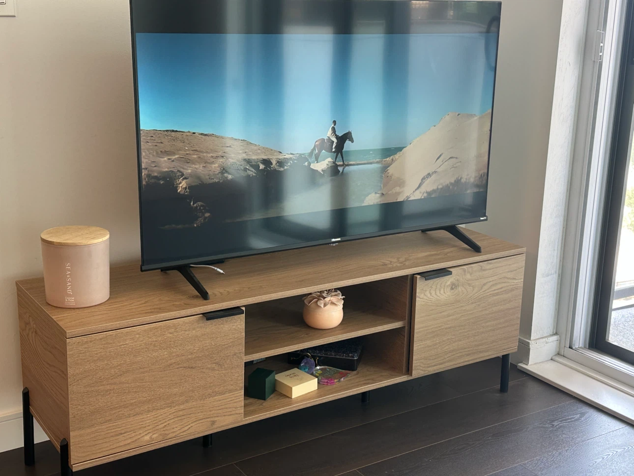 🔥 Modern TV Stand with Built-In Power Outlet – Like New! 🔥 - photo 2