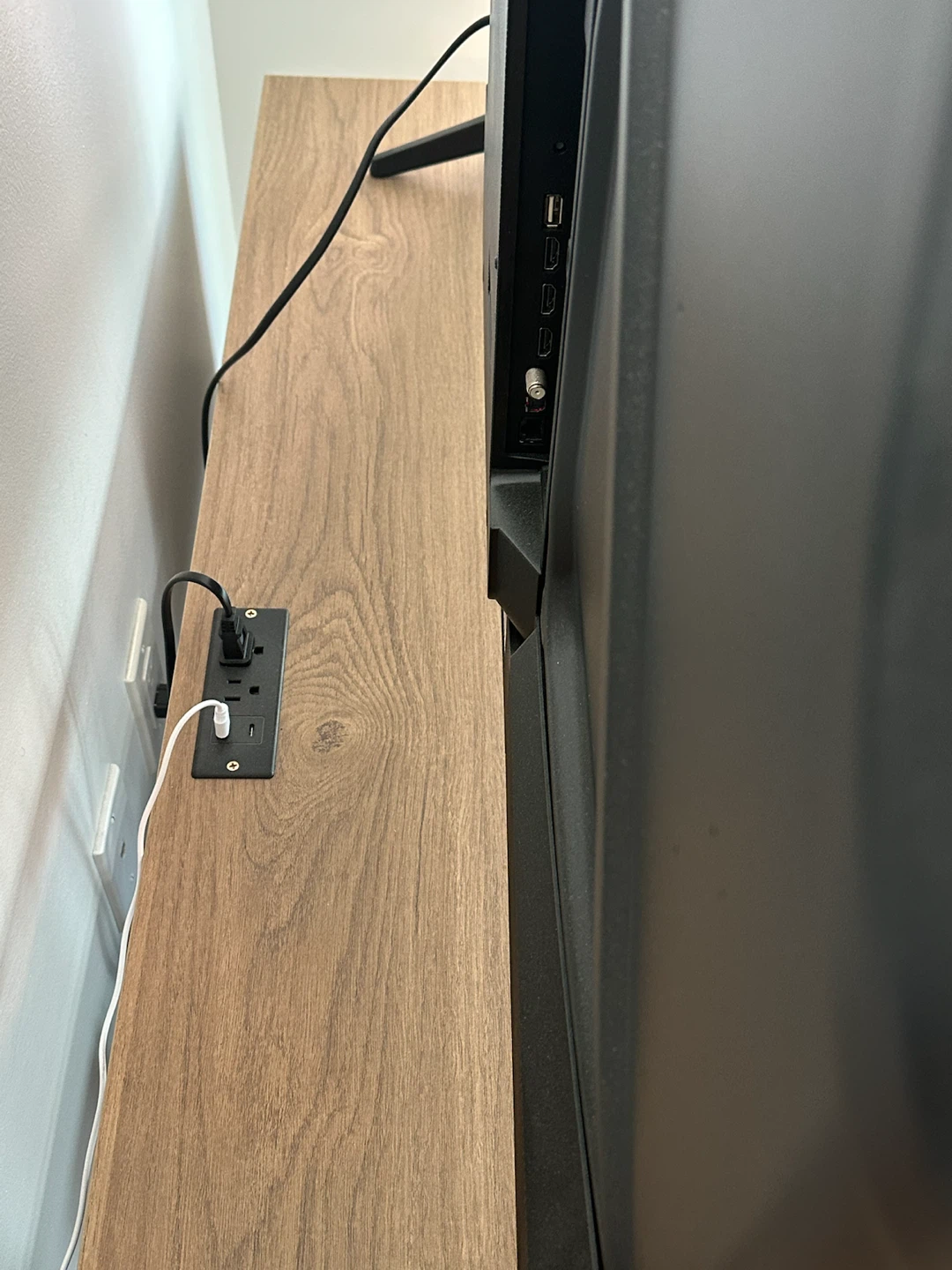 🔥 Modern TV Stand with Built-In Power Outlet – Like New! 🔥 - photo 3