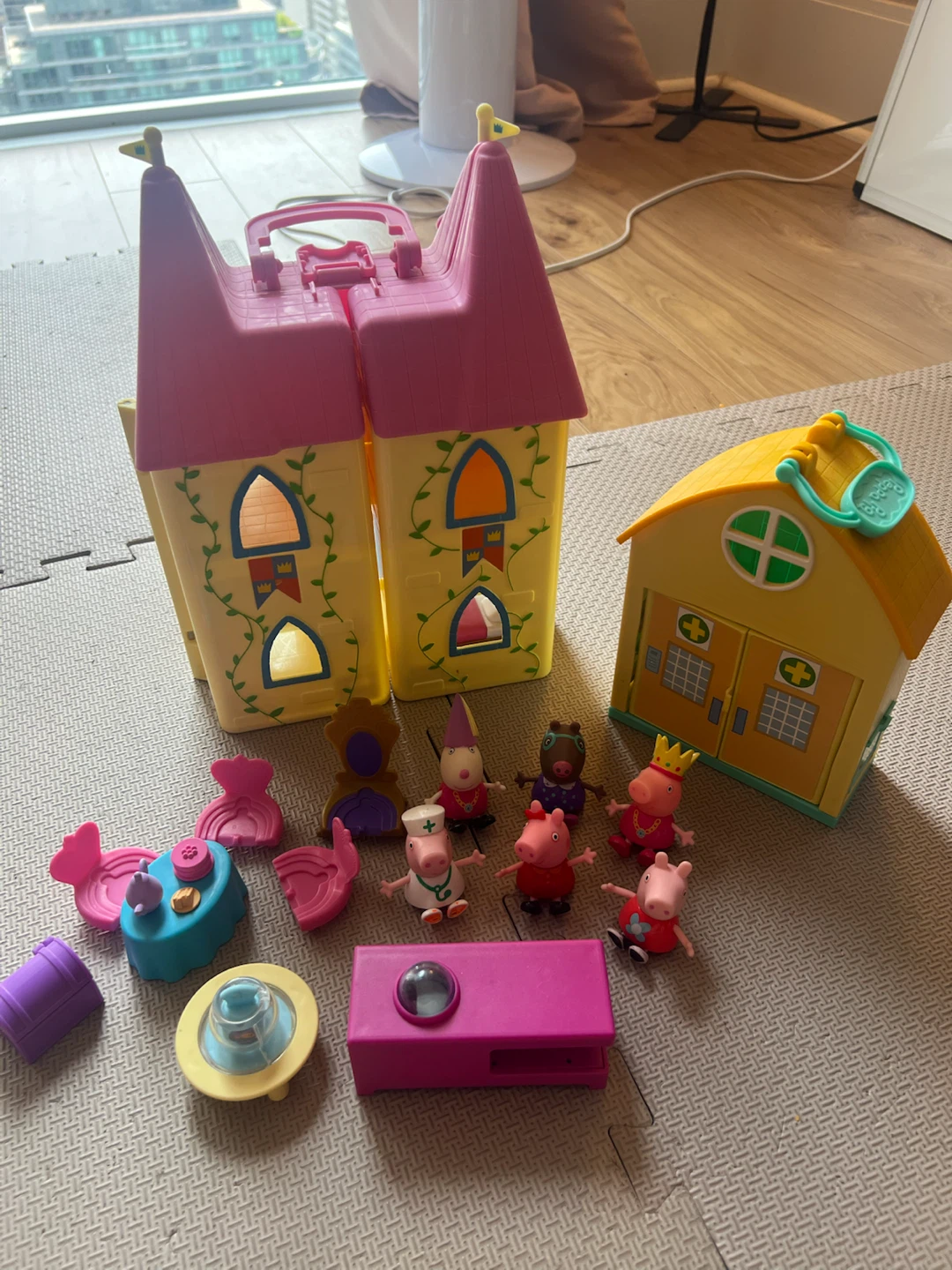 Peppa Pig Princess Castle & hospital Playset - photo 2