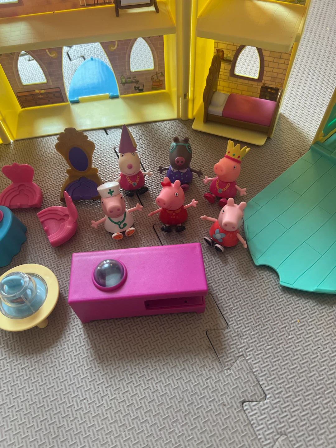 Peppa Pig Princess Castle & hospital Playset - photo 3