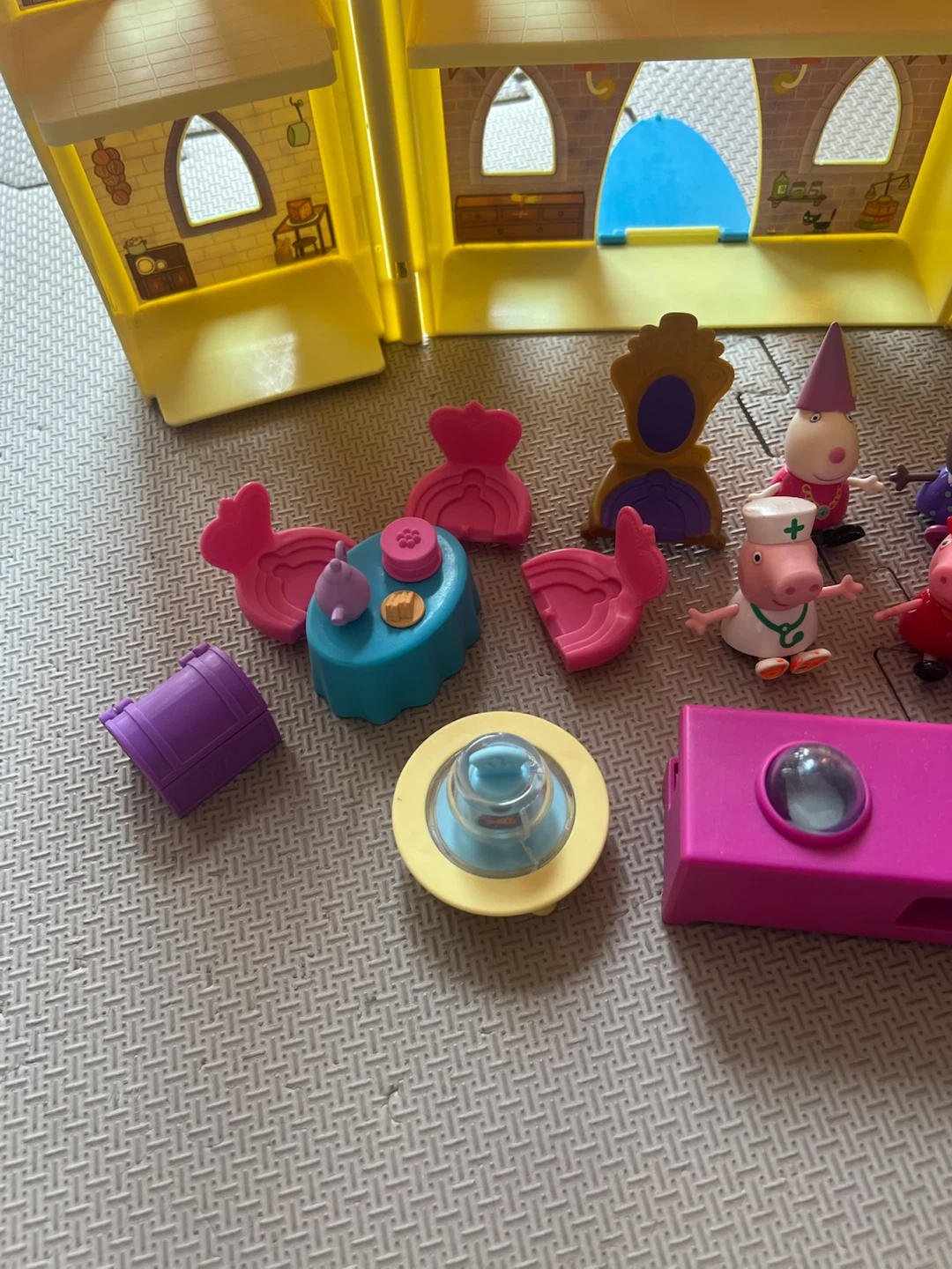 Peppa Pig Princess Castle & hospital Playset - photo 4