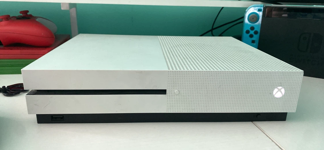 Xbox 1 S plus controller and cables - photo 2