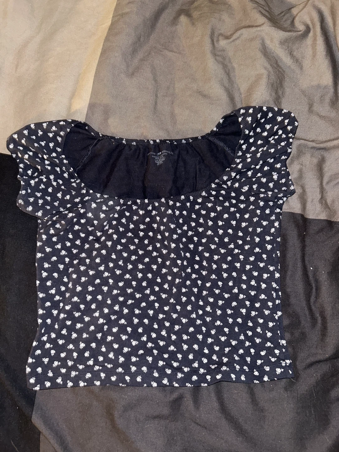 Brandy Melville Black Floral Puff Sleeve Top - photo 2
