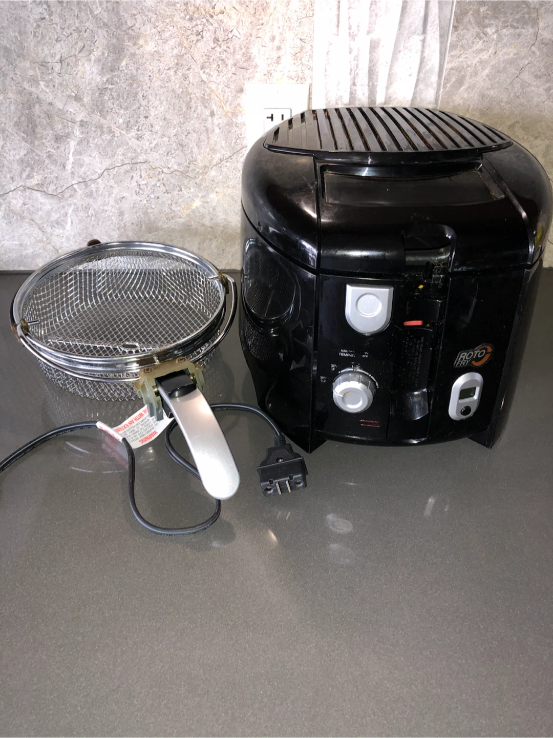 Delonghi Deep Fryer with Easy Drain & rotating Basket