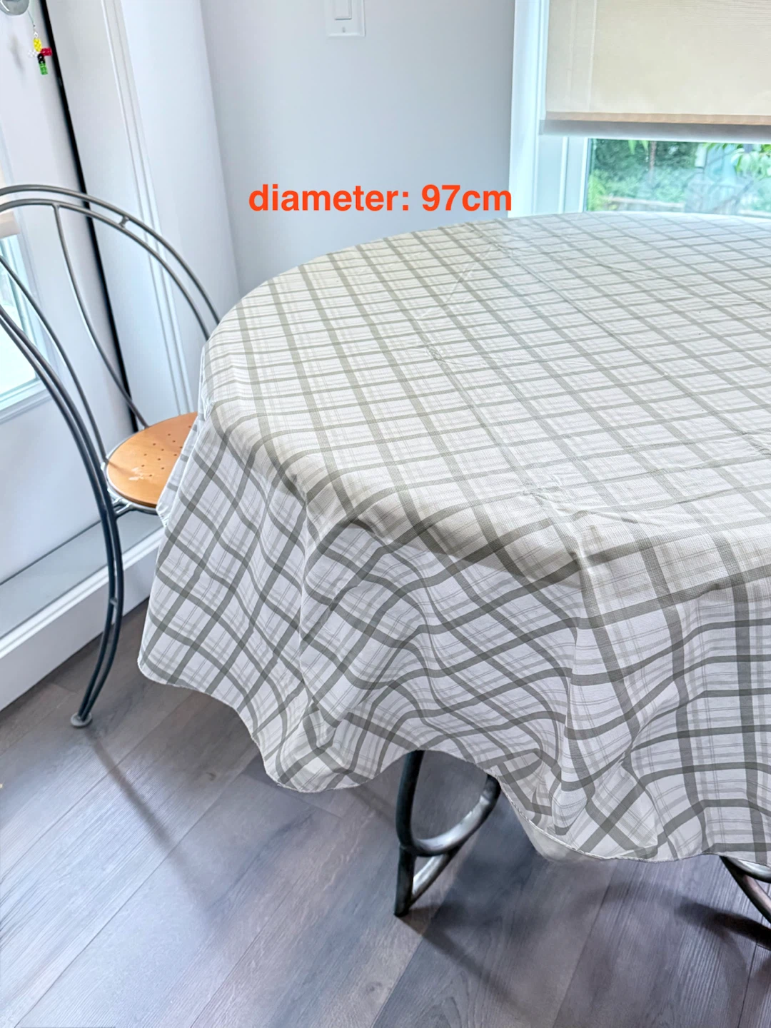 Round table with 2 chairs