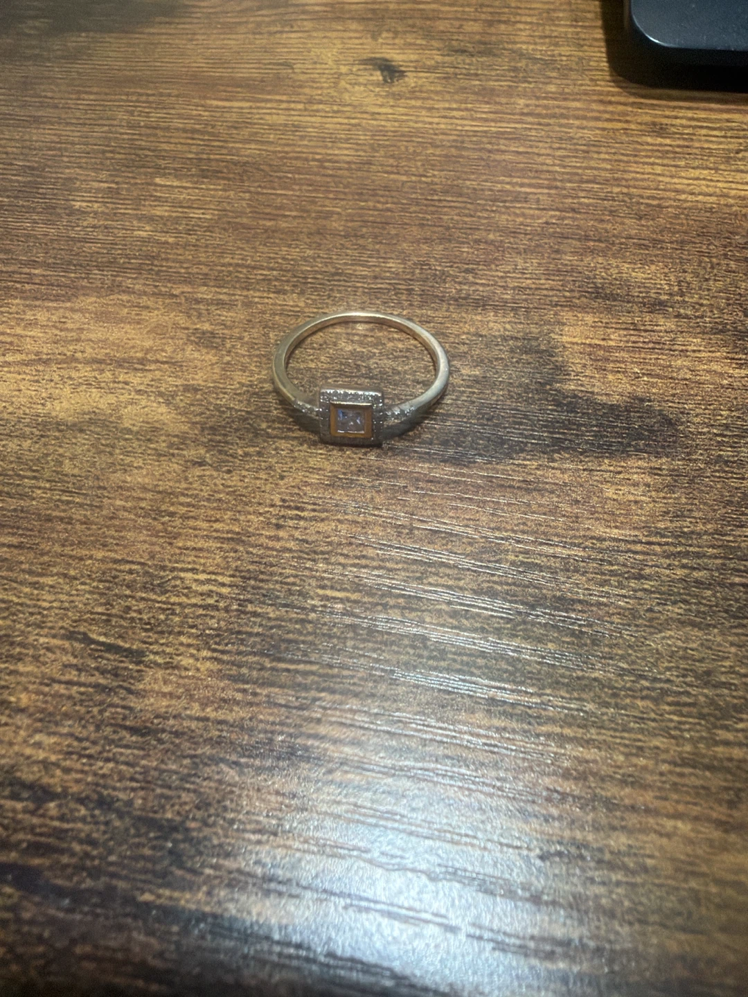 Gold-tone ring with square centre stone