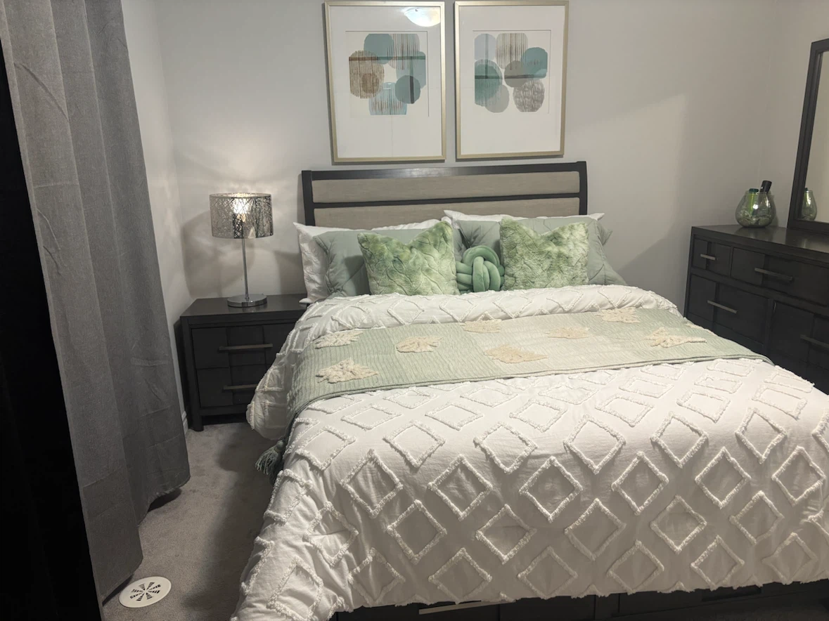 Queen Bed + 1 night stand
