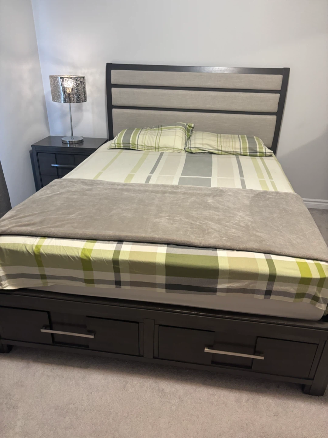 Queen Bed + 1 night stand - photo 3