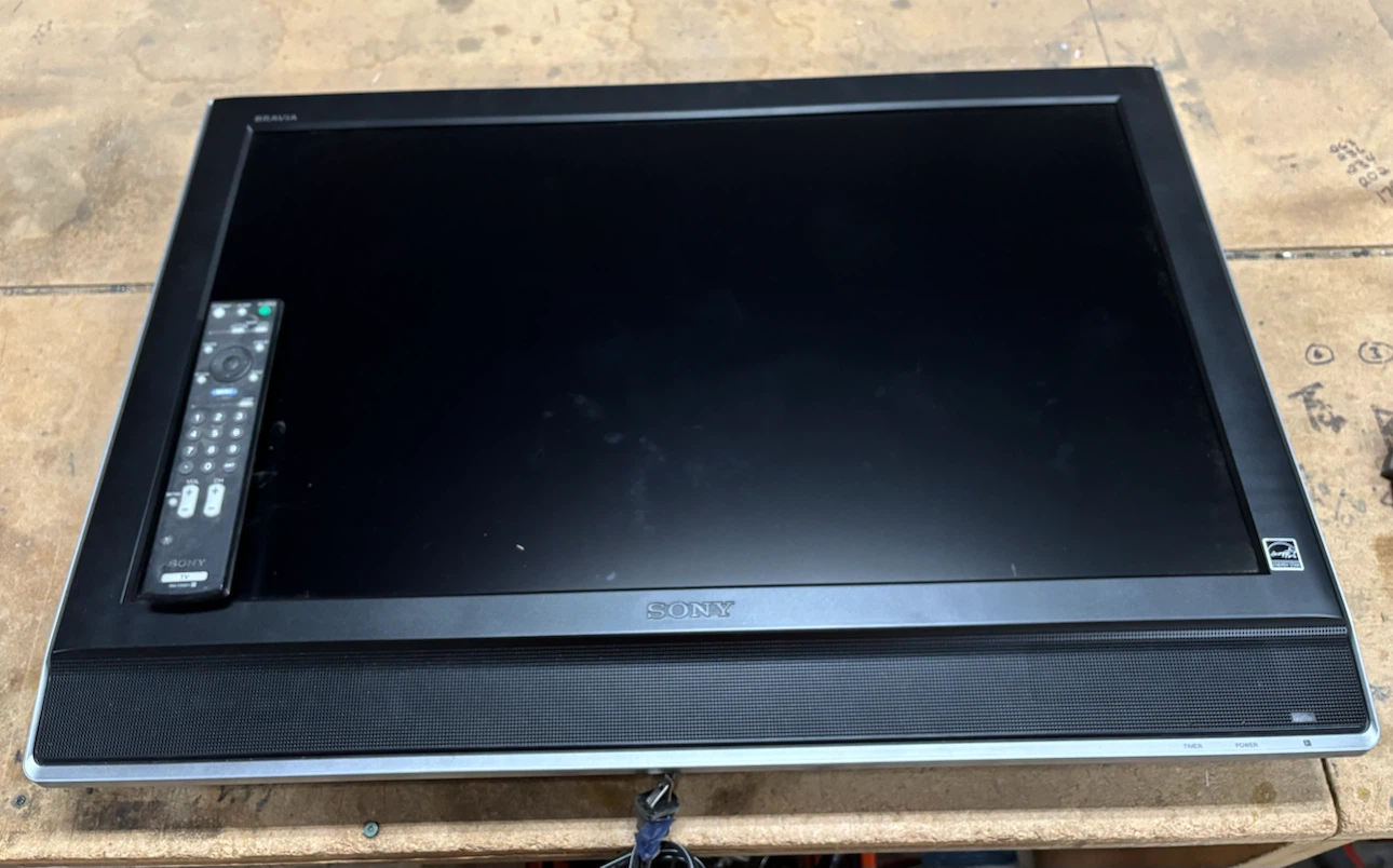 Sony BRAVIA 22" LCD TV with Remote