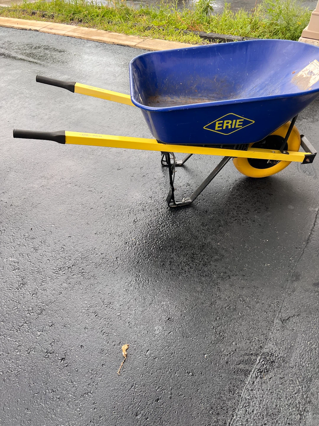ERIE Wheelbarrow