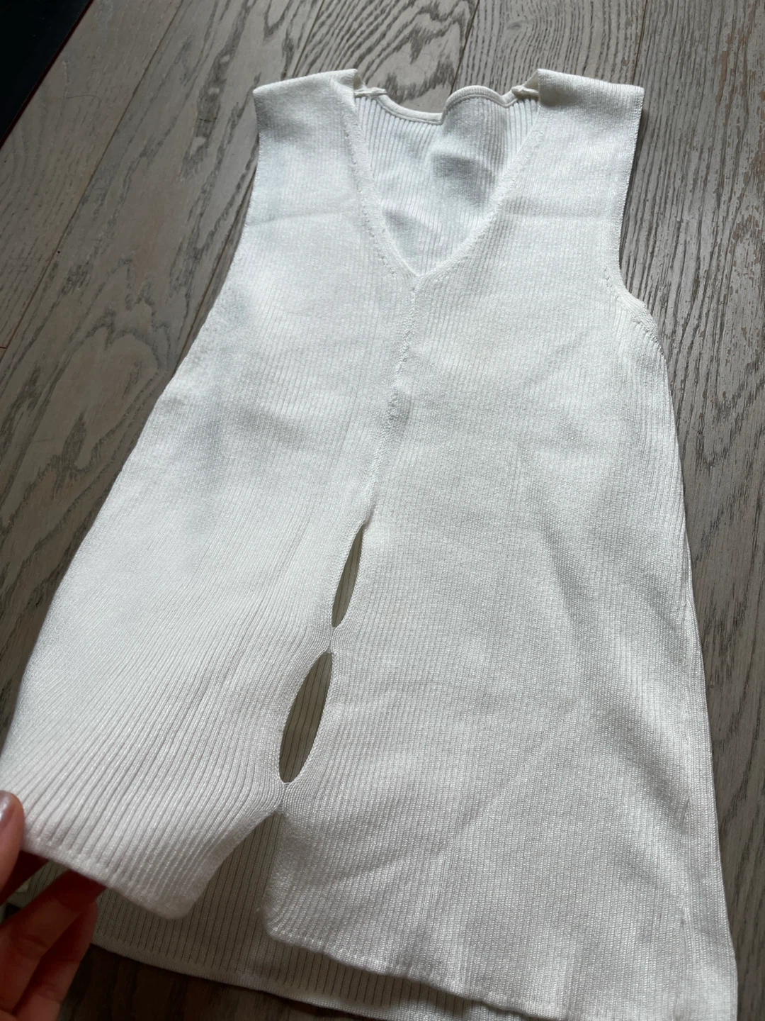 White Sleeveless V-Neck Knit Top (S) - photo 2