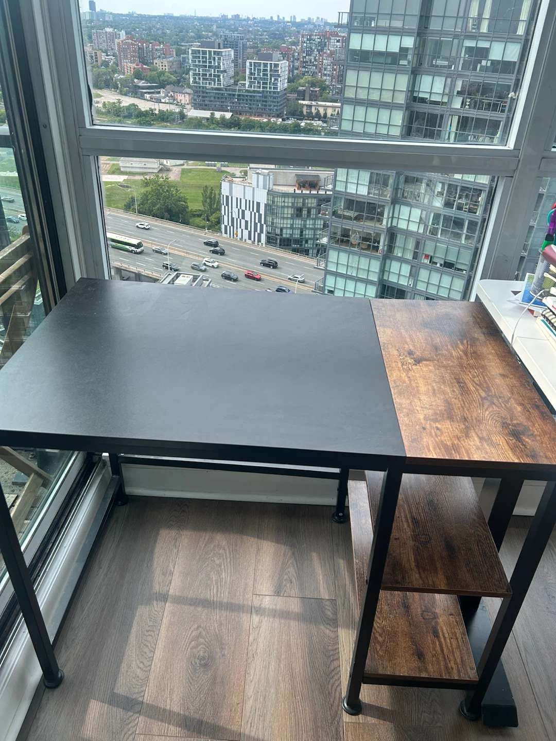 Desk - photo 3