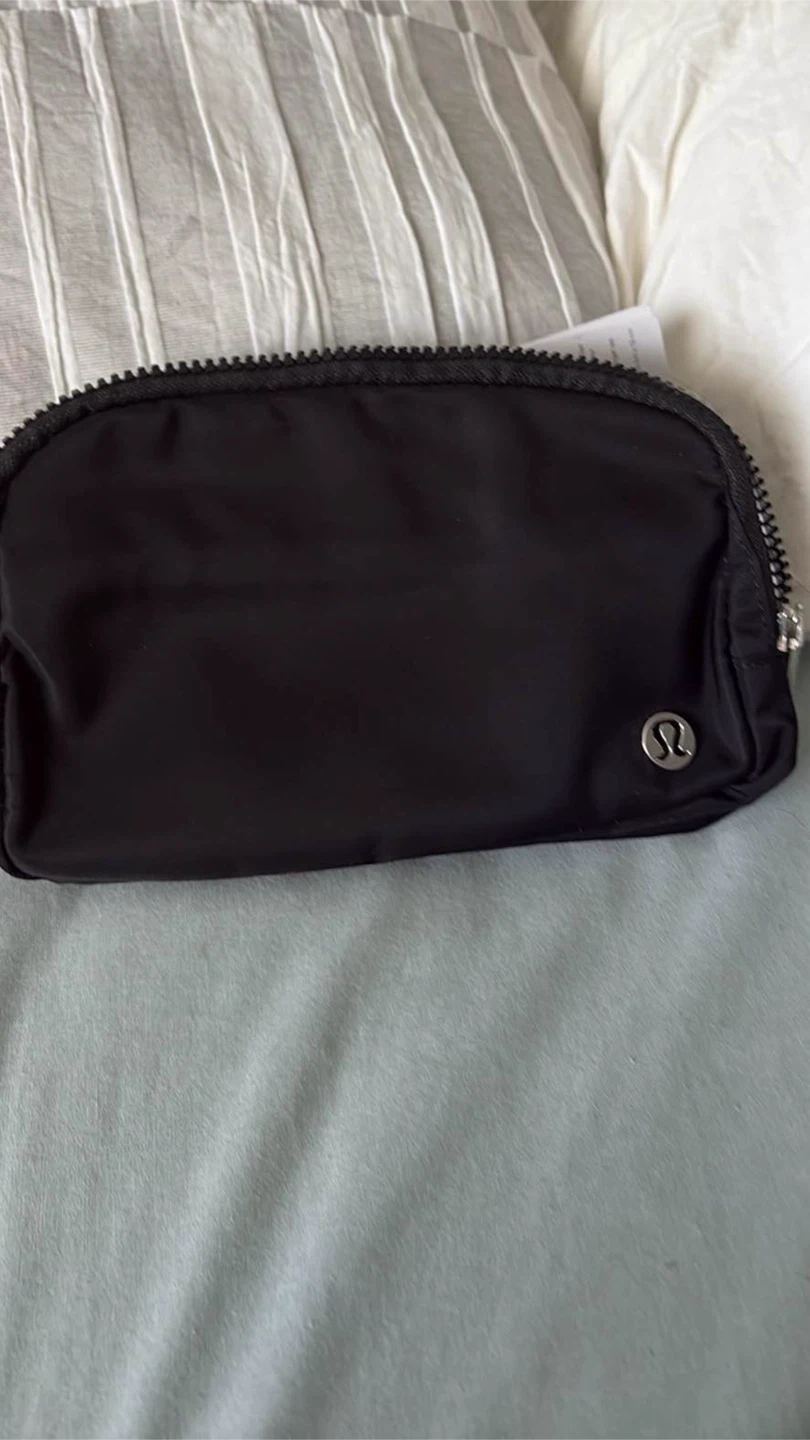 Lululemon belt bag black tags on