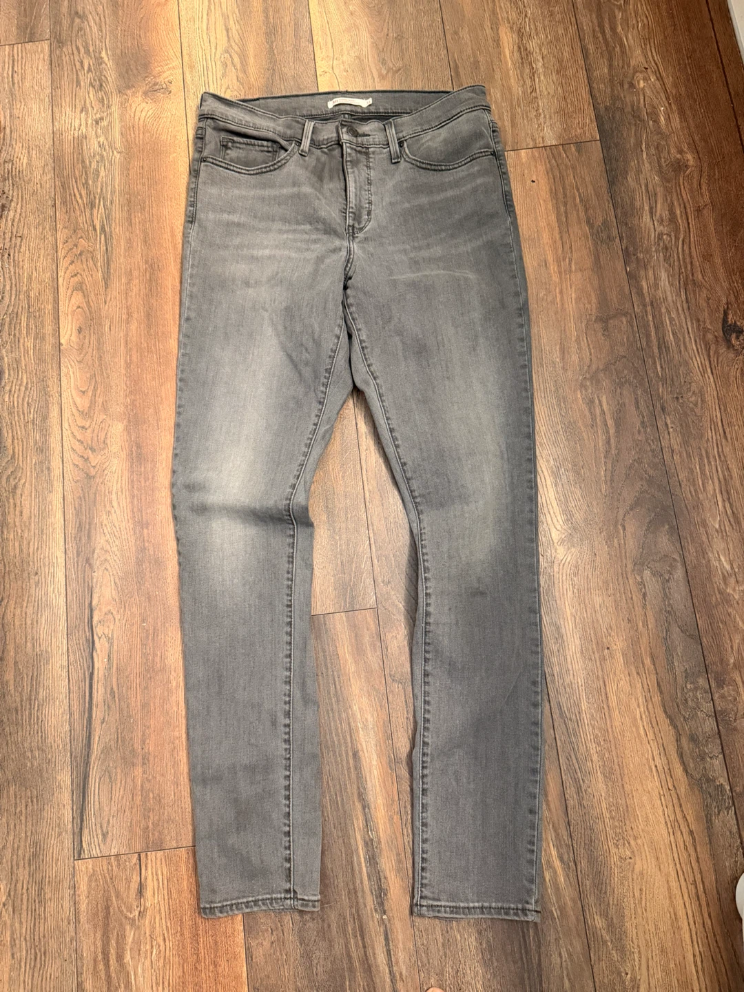 Women’s Levi’s jeans