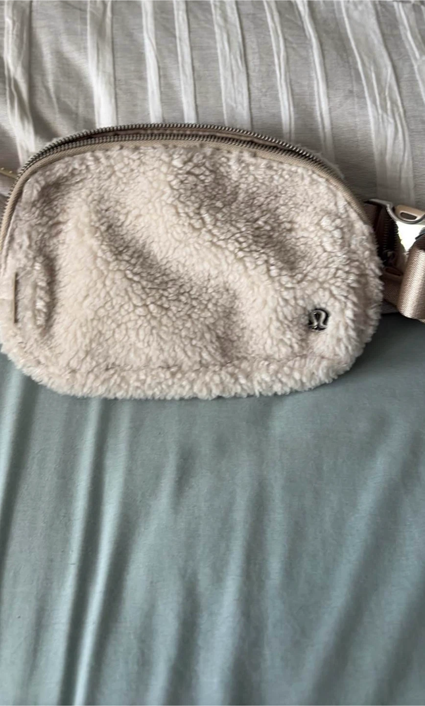 Lululemon belt bag 1L white trench