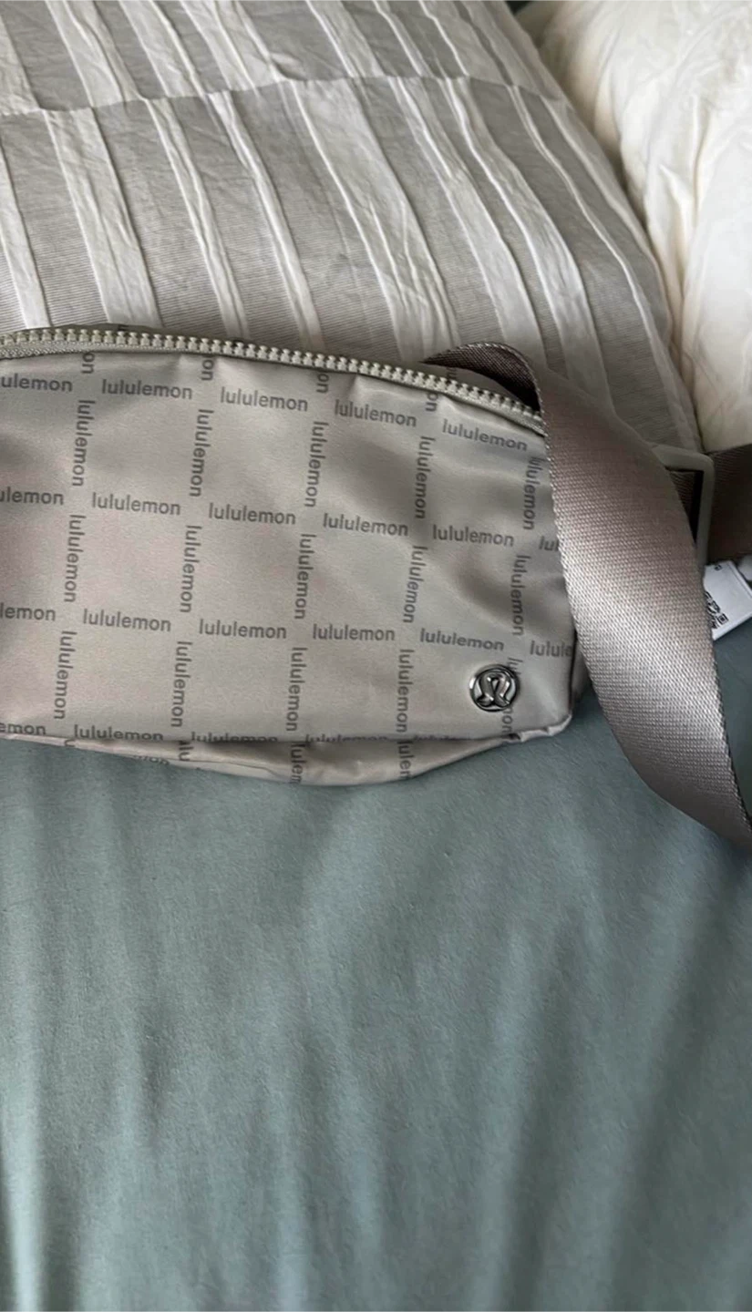 Lululemon belt bag 1L wordmark tags on