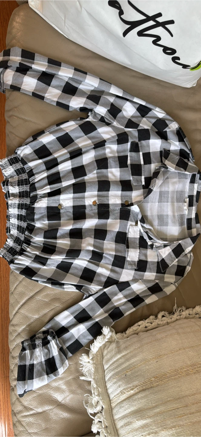Medium  Black and White Buffalo Plaid Button-Up Shirt