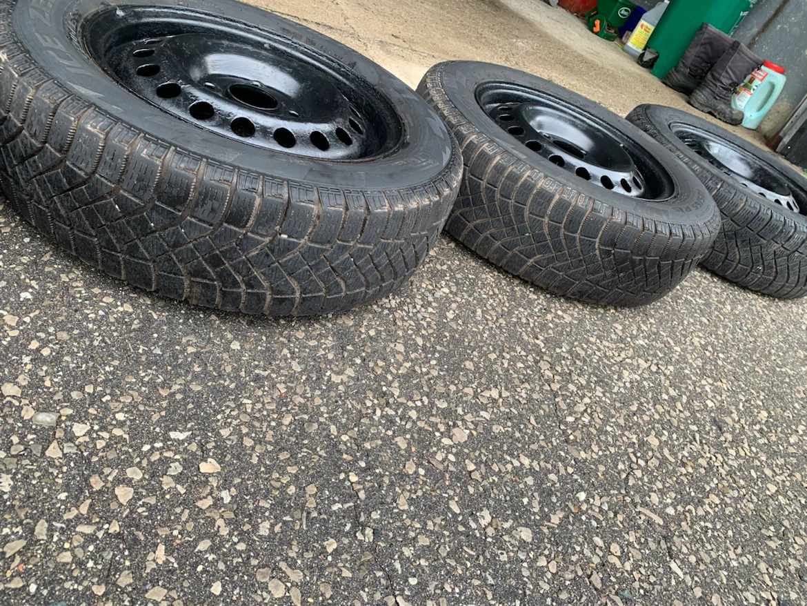 2010 Nissan Versa Hatchback 4 Pirelli Winter Tires plus Rims - photo 4