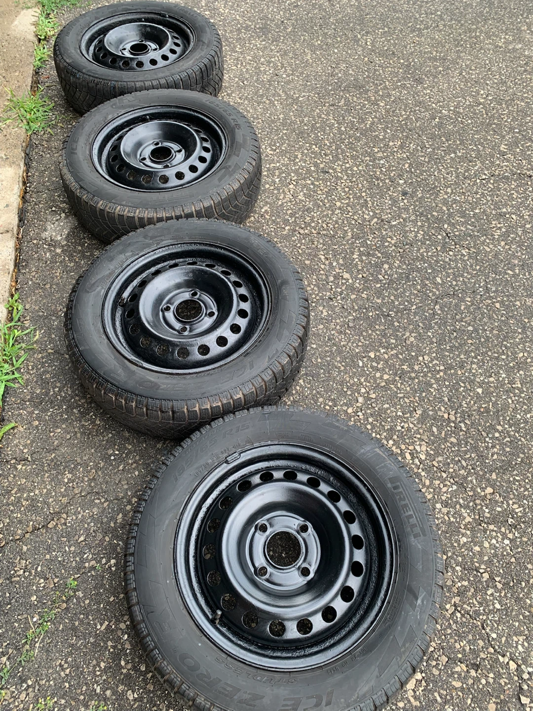 2010 Nissan Versa Hatchback 4 Pirelli Winter Tires plus Rims - photo 5