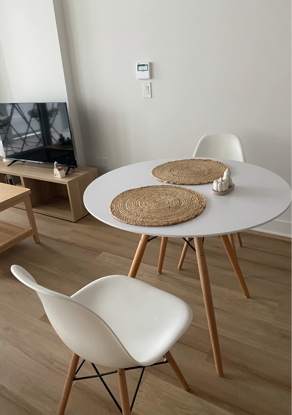 White Round Dining Table with Chairs