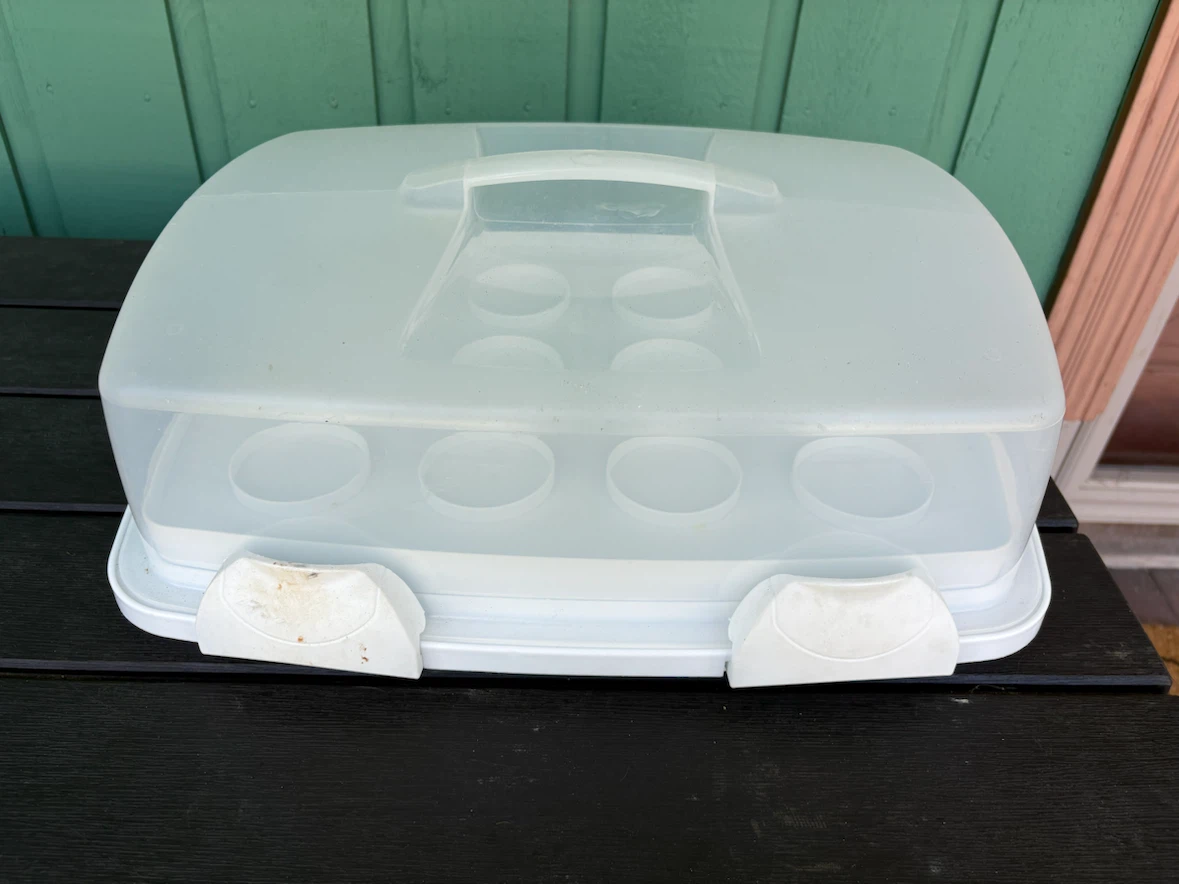 Wilton Cake Carrier with 24 Cupcake/Muffin Inserts