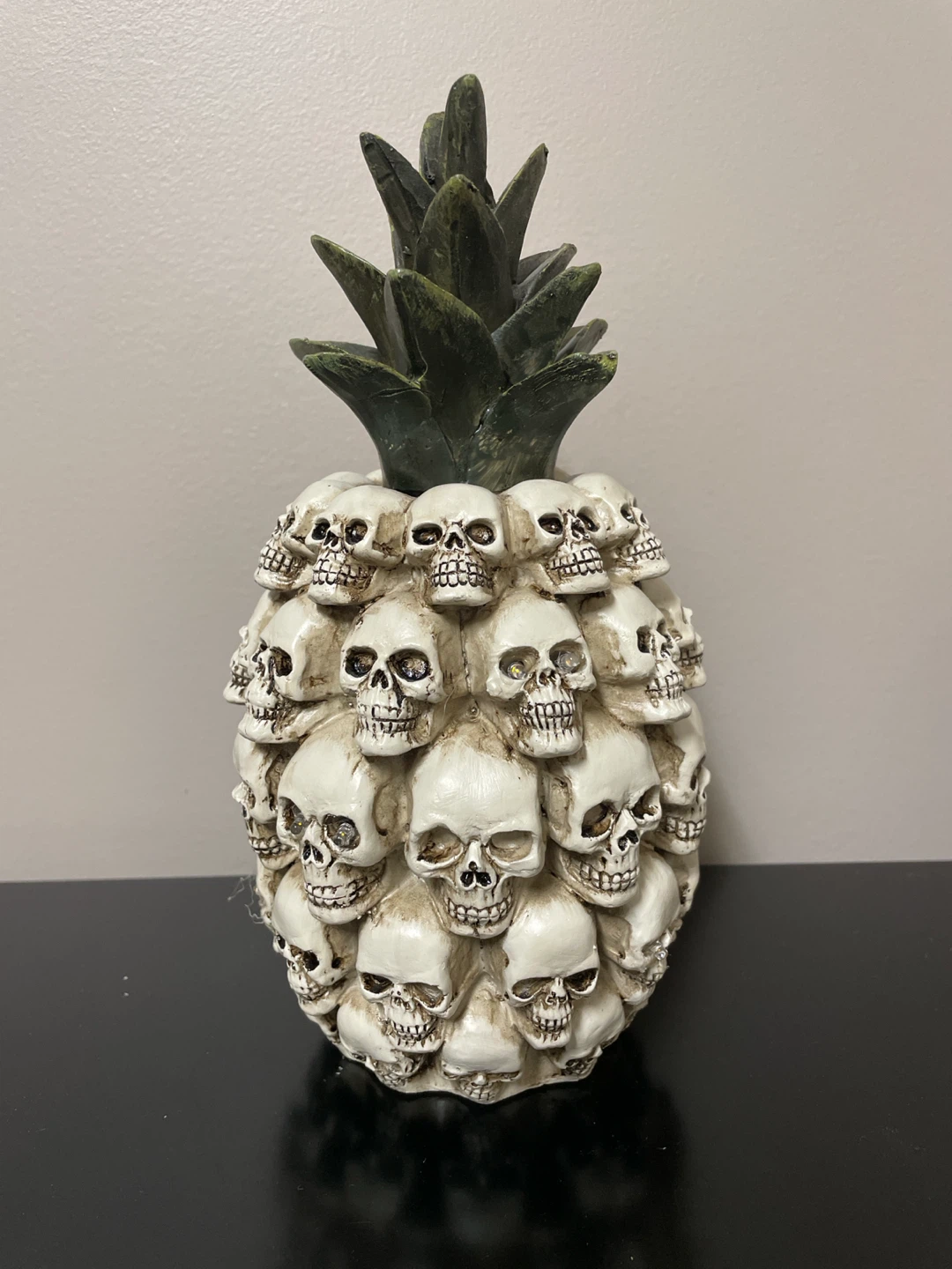 Light up pineapple of skulls