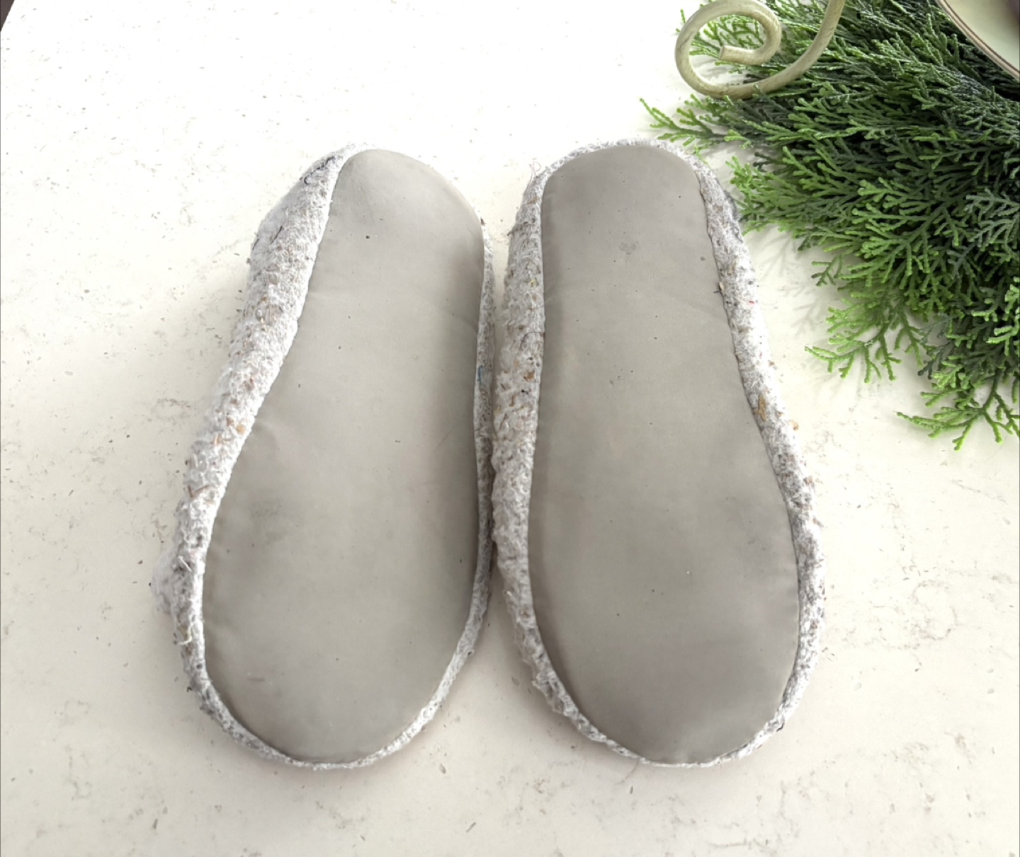 Slippers Adult size 8-9 - photo 2