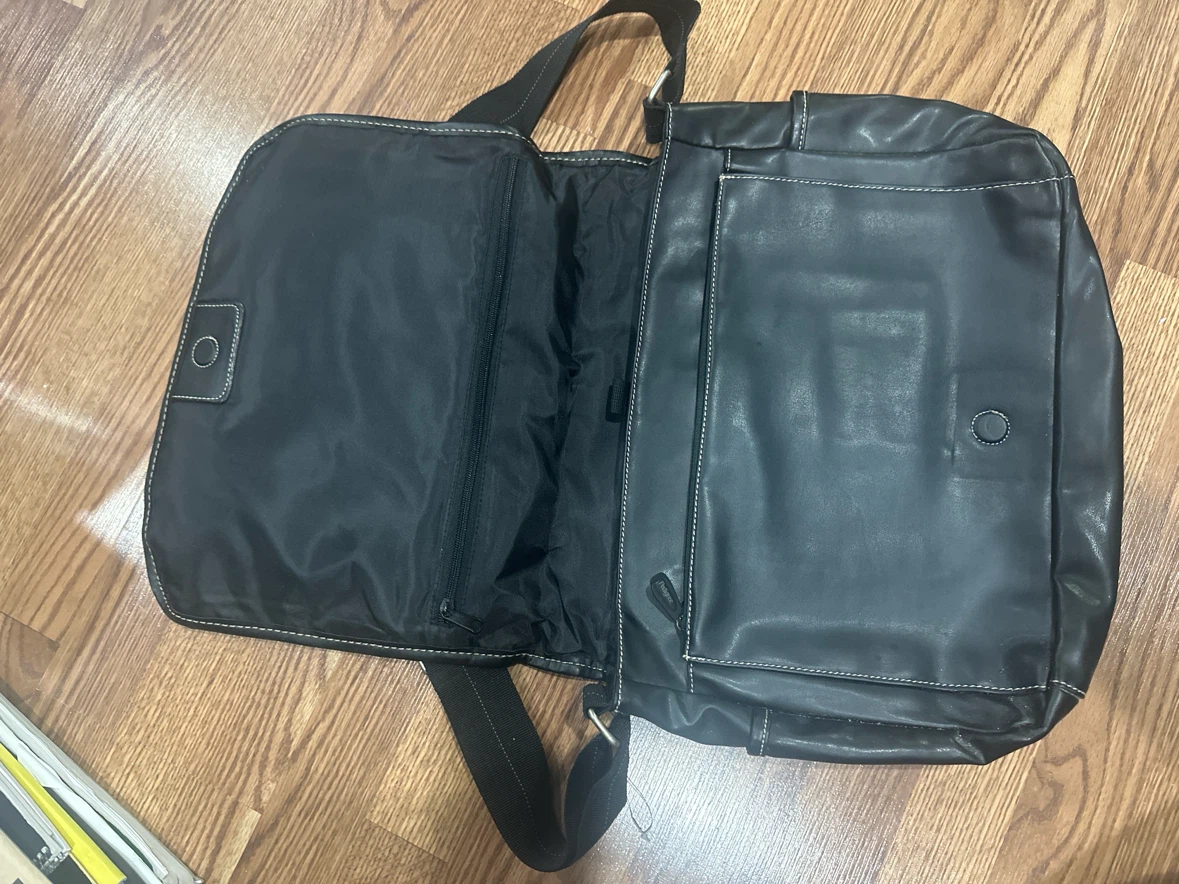 Black Leather Messenger Bag - photo 2