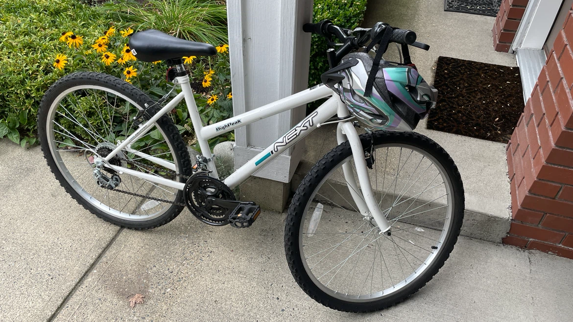White NEXT HighPeak Mountain Bike (FREE helmet + pump)
