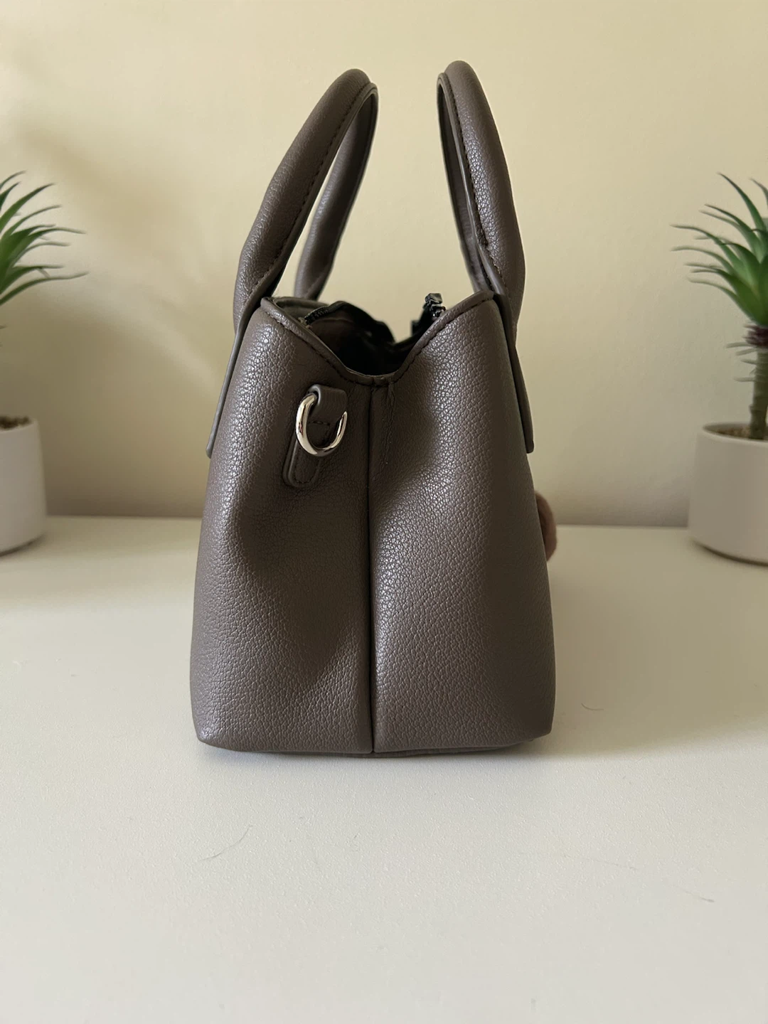DAVID JONES taupe handbag with fuzzy heart charm - photo 3