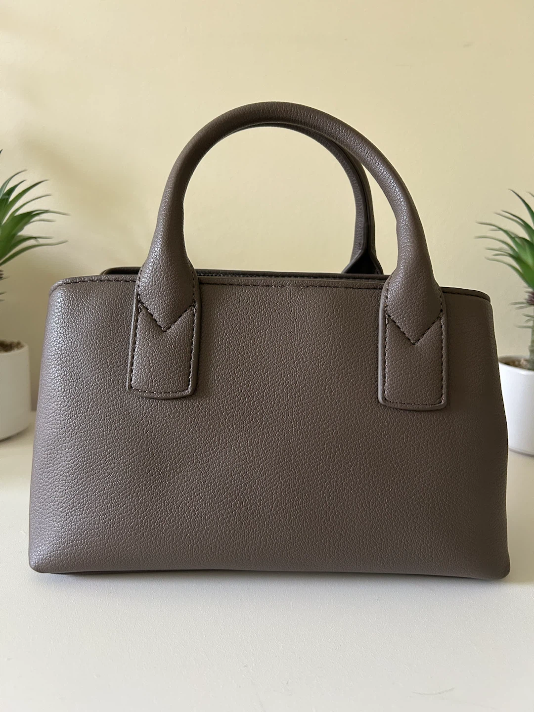 DAVID JONES taupe handbag with fuzzy heart charm - photo 4