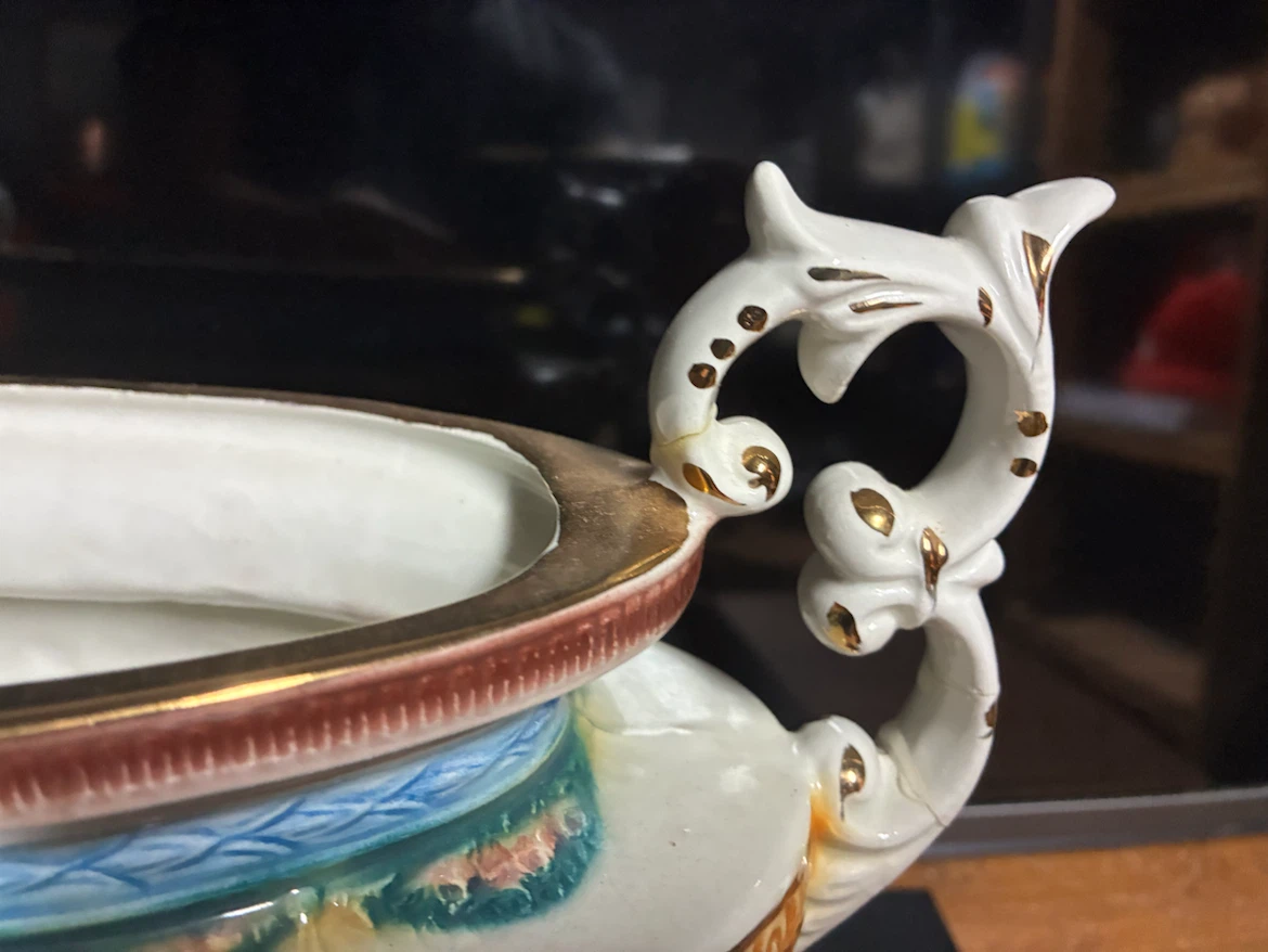 Decorative Ceramic Urn with Cherubs - photo 5