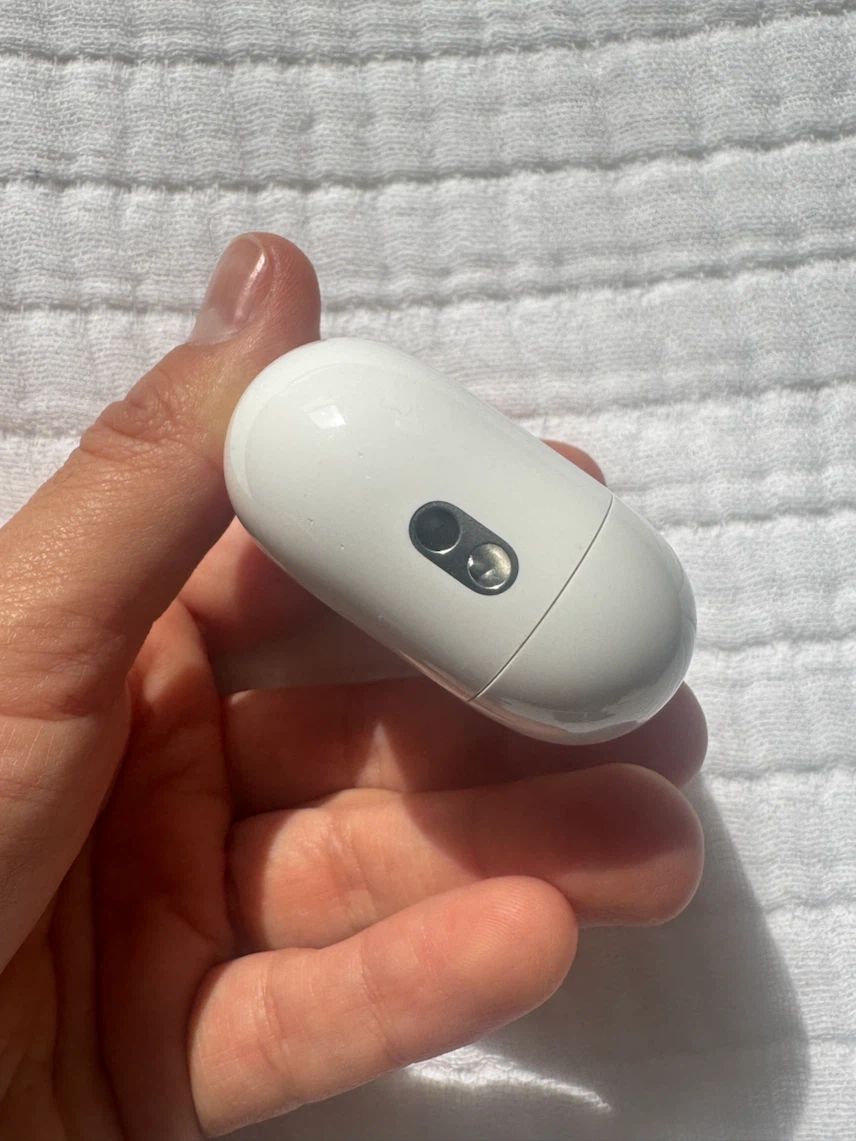 AirPods Pro (2nd generation) with MagSafe Charging Case - photo 2