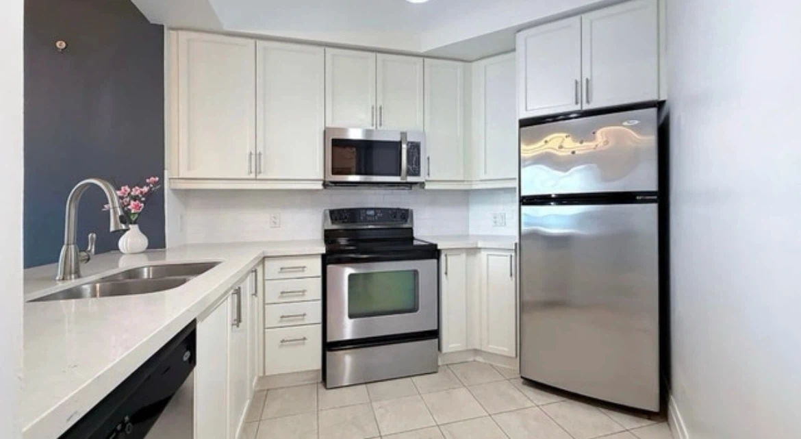 Condo for lease near square one - Immediate - photo 5