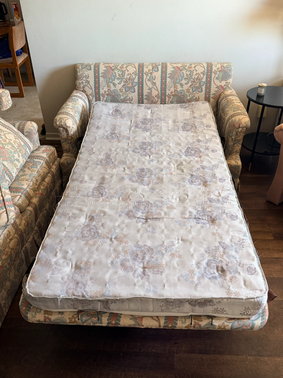 Vintage Floral Sofa set - one converts to sleeper bed - photo 3