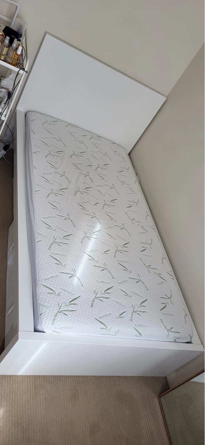 Single bed frame and mattress