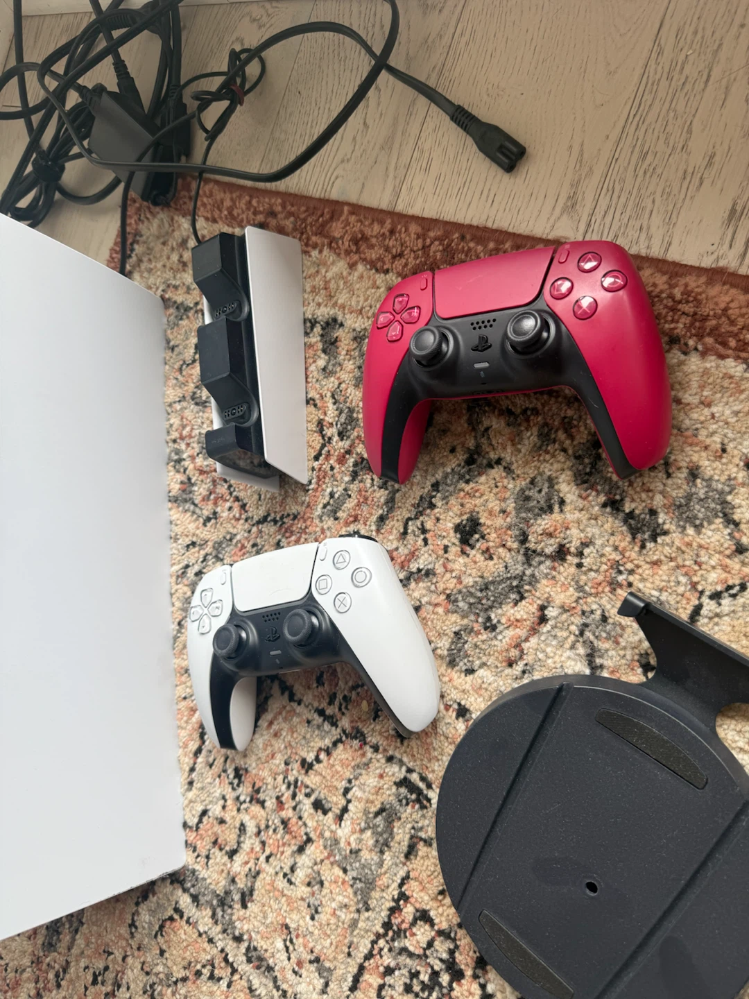 PS5 Digital with 2 controllers & controller stand - FIRM PRICE - photo 3