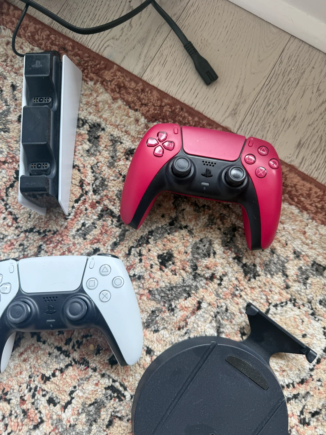 PS5 Digital with 2 controllers & controller stand - FIRM PRICE - photo 4