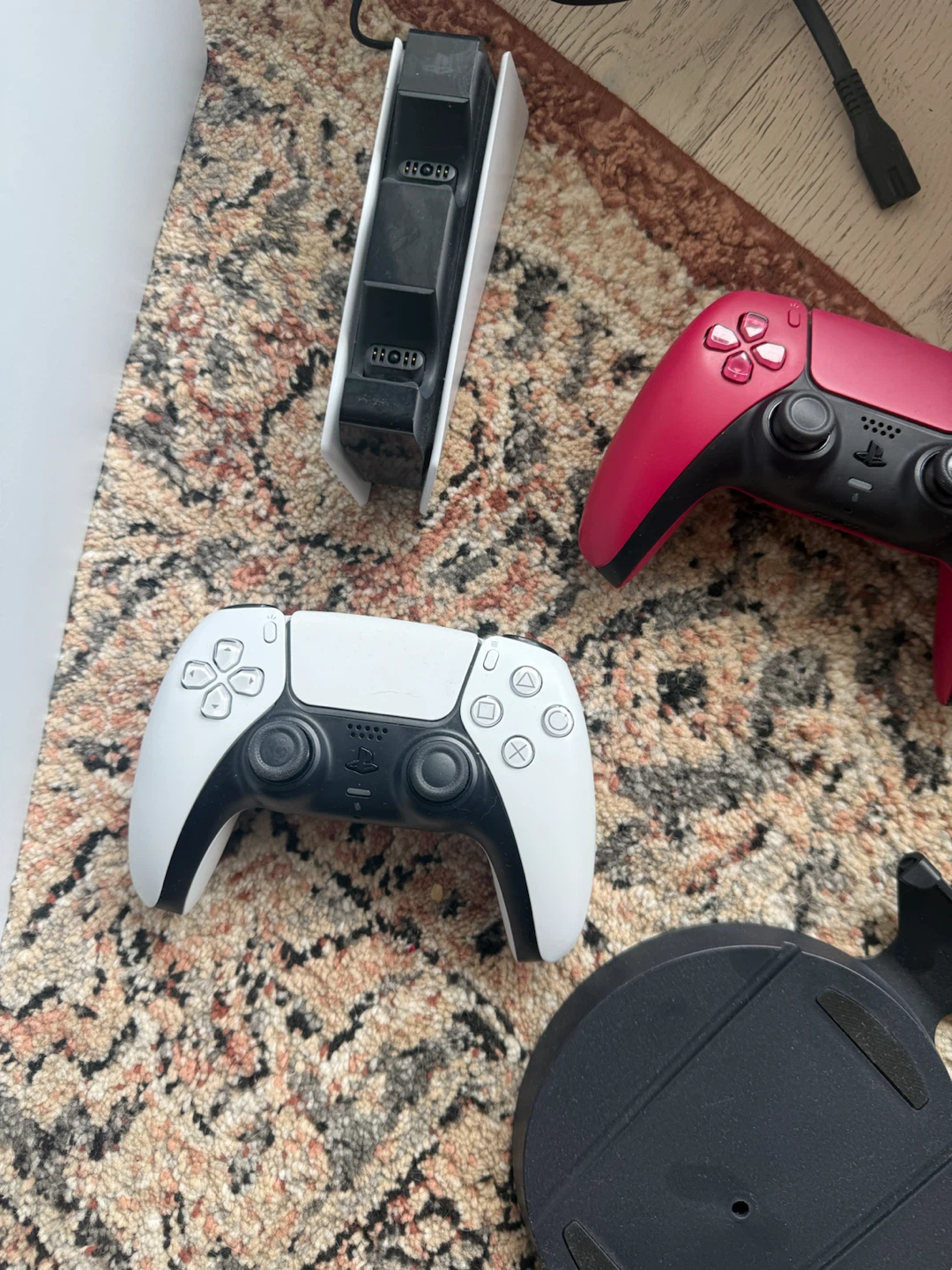 PS5 Digital with 2 controllers & controller stand - FIRM PRICE - photo 5