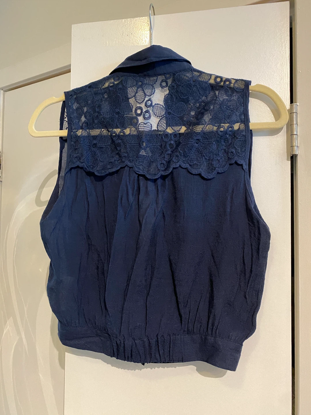 New! Sleeveless lace button down collered top navy blue - photo 2